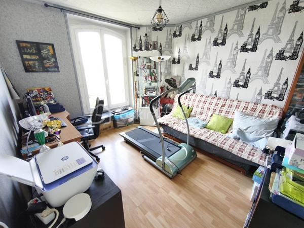 Description
Maison 6 pièces 120 m²

Votre agence  Mr COULONGEAT William BSK IMMOBILIER vous propose :
Une maison coup de cœur localisée dans un secteur calme et recherché, en limite D'Ablon-sur-Seine .
 Cette magnifique maison en meulière avec beaucoup de charme vous séduira par ses beaux volumes.
Elle est composée au rez-de-chaussée d'une belle entrée cathédrale de 9 m², un séjour double de 28 m² avec son poêle à Granule récent 
Sur ce même niveau, vous profiterez d'une cuisine ouverte et aménagée , accès directement sur une véranda et jardin .
Au  1 ) l'étage vous trouverez  deux grandes chambres ( 1 de 17 m² avec son dressing et 1 de 15 m² ) , 1 WC indépendant , et 1 salle de bain .
Au 2) étage 1 chambre de 12.50 m²et 1 autre de 15 m² 
Cette maison dispose sous-sol total de 35 m² divisé en atelier, buanderie, cellier 
Garage indépendant dans jardin de 25 m² avec portail électrique .
Le plus : 
Beaucoup de charme , Parquet chêne massif magnifiquement entretenu
plafond cathédrale avec bel escalier accès au chambres .
Aucun travaux à prévoir 
Chauffage central au gaz 
Une visite s'impose , poser vos valises
Jardin très agréable exposition Est - Ouest
Visite possible 7 / 7
Vidéo sur demande .

Taxes Foncières 2100 euros .


10 min à pieds de la gare d'Athis ou d'Ablon (RER C)
Bus à 5 min à pieds et Tram à proximité
Proche des commerces ( 10 min à pied de Grand Frais)
Ecole Saint Charles
Terrain de tennis à 5 min à pieds
Près d'Orly sans les nuisances sonores.



Bien d'exception à visiter !!