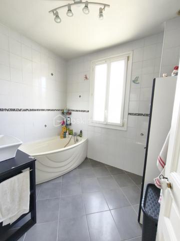Description
Maison 6 pièces 120 m²

Votre agence  Mr COULONGEAT William BSK IMMOBILIER vous propose :
Une maison coup de cœur localisée dans un secteur calme et recherché, en limite D'Ablon-sur-Seine .
 Cette magnifique maison en meulière avec beaucoup de charme vous séduira par ses beaux volumes.
Elle est composée au rez-de-chaussée d'une belle entrée cathédrale de 9 m², un séjour double de 28 m² avec son poêle à Granule récent 
Sur ce même niveau, vous profiterez d'une cuisine ouverte et aménagée , accès directement sur une véranda et jardin .
Au  1 ) l'étage vous trouverez  deux grandes chambres ( 1 de 17 m² avec son dressing et 1 de 15 m² ) , 1 WC indépendant , et 1 salle de bain .
Au 2) étage 1 chambre de 12.50 m²et 1 autre de 15 m² 
Cette maison dispose sous-sol total de 35 m² divisé en atelier, buanderie, cellier 
Garage indépendant dans jardin de 25 m² avec portail électrique .
Le plus : 
Beaucoup de charme , Parquet chêne massif magnifiquement entretenu
plafond cathédrale avec bel escalier accès au chambres .
Aucun travaux à prévoir 
Chauffage central au gaz 
Une visite s'impose , poser vos valises
Jardin très agréable exposition Est - Ouest
Visite possible 7 / 7
Vidéo sur demande .

Taxes Foncières 2100 euros .


10 min à pieds de la gare d'Athis ou d'Ablon (RER C)
Bus à 5 min à pieds et Tram à proximité
Proche des commerces ( 10 min à pied de Grand Frais)
Ecole Saint Charles
Terrain de tennis à 5 min à pieds
Près d'Orly sans les nuisances sonores.



Bien d'exception à visiter !!