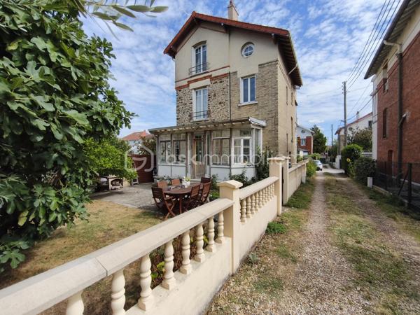 Description
Maison 6 pièces 120 m²

Votre agence  Mr COULONGEAT William BSK IMMOBILIER vous propose :
Une maison coup de cœur localisée dans un secteur calme et recherché, en limite D'Ablon-sur-Seine .
 Cette magnifique maison en meulière avec beaucoup de charme vous séduira par ses beaux volumes.
Elle est composée au rez-de-chaussée d'une belle entrée cathédrale de 9 m², un séjour double de 28 m² avec son poêle à Granule récent 
Sur ce même niveau, vous profiterez d'une cuisine ouverte et aménagée , accès directement sur une véranda et jardin .
Au  1 ) l'étage vous trouverez  deux grandes chambres ( 1 de 17 m² avec son dressing et 1 de 15 m² ) , 1 WC indépendant , et 1 salle de bain .
Au 2) étage 1 chambre de 12.50 m²et 1 autre de 15 m² 
Cette maison dispose sous-sol total de 35 m² divisé en atelier, buanderie, cellier 
Garage indépendant dans jardin de 25 m² avec portail électrique .
Le plus : 
Beaucoup de charme , Parquet chêne massif magnifiquement entretenu
plafond cathédrale avec bel escalier accès au chambres .
Aucun travaux à prévoir 
Chauffage central au gaz 
Une visite s'impose , poser vos valises
Jardin très agréable exposition Est - Ouest
Visite possible 7 / 7
Vidéo sur demande .

Taxes Foncières 2100 euros .


10 min à pieds de la gare d'Athis ou d'Ablon (RER C)
Bus à 5 min à pieds et Tram à proximité
Proche des commerces ( 10 min à pied de Grand Frais)
Ecole Saint Charles
Terrain de tennis à 5 min à pieds
Près d'Orly sans les nuisances sonores.



Bien d'exception à visiter !!