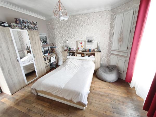 Description
Maison 6 pièces 120 m²

Votre agence  Mr COULONGEAT William BSK IMMOBILIER vous propose :
Une maison coup de cœur localisée dans un secteur calme et recherché, en limite D'Ablon-sur-Seine .
 Cette magnifique maison en meulière avec beaucoup de charme vous séduira par ses beaux volumes.
Elle est composée au rez-de-chaussée d'une belle entrée cathédrale de 9 m², un séjour double de 28 m² avec son poêle à Granule récent 
Sur ce même niveau, vous profiterez d'une cuisine ouverte et aménagée , accès directement sur une véranda et jardin .
Au  1 ) l'étage vous trouverez  deux grandes chambres ( 1 de 17 m² avec son dressing et 1 de 15 m² ) , 1 WC indépendant , et 1 salle de bain .
Au 2) étage 1 chambre de 12.50 m²et 1 autre de 15 m² 
Cette maison dispose sous-sol total de 35 m² divisé en atelier, buanderie, cellier 
Garage indépendant dans jardin de 25 m² avec portail électrique .
Le plus : 
Beaucoup de charme , Parquet chêne massif magnifiquement entretenu
plafond cathédrale avec bel escalier accès au chambres .
Aucun travaux à prévoir 
Chauffage central au gaz 
Une visite s'impose , poser vos valises
Jardin très agréable exposition Est - Ouest
Visite possible 7 / 7
Vidéo sur demande .

Taxes Foncières 2100 euros .


10 min à pieds de la gare d'Athis ou d'Ablon (RER C)
Bus à 5 min à pieds et Tram à proximité
Proche des commerces ( 10 min à pied de Grand Frais)
Ecole Saint Charles
Terrain de tennis à 5 min à pieds
Près d'Orly sans les nuisances sonores.



Bien d'exception à visiter !!