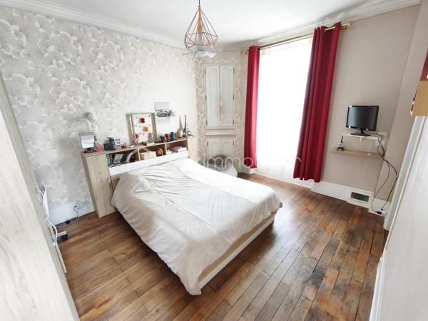 Description
Maison 6 pièces 120 m²

Votre agence  Mr COULONGEAT William BSK IMMOBILIER vous propose :
Une maison coup de cœur localisée dans un secteur calme et recherché, en limite D'Ablon-sur-Seine .
 Cette magnifique maison en meulière avec beaucoup de charme vous séduira par ses beaux volumes.
Elle est composée au rez-de-chaussée d'une belle entrée cathédrale de 9 m², un séjour double de 28 m² avec son poêle à Granule récent 
Sur ce même niveau, vous profiterez d'une cuisine ouverte et aménagée , accès directement sur une véranda et jardin .
Au  1 ) l'étage vous trouverez  deux grandes chambres ( 1 de 17 m² avec son dressing et 1 de 15 m² ) , 1 WC indépendant , et 1 salle de bain .
Au 2) étage 1 chambre de 12.50 m²et 1 autre de 15 m² 
Cette maison dispose sous-sol total de 35 m² divisé en atelier, buanderie, cellier 
Garage indépendant dans jardin de 25 m² avec portail électrique .
Le plus : 
Beaucoup de charme , Parquet chêne massif magnifiquement entretenu
plafond cathédrale avec bel escalier accès au chambres .
Aucun travaux à prévoir 
Chauffage central au gaz 
Une visite s'impose , poser vos valises
Jardin très agréable exposition Est - Ouest
Visite possible 7 / 7
Vidéo sur demande .

Taxes Foncières 2100 euros .


10 min à pieds de la gare d'Athis ou d'Ablon (RER C)
Bus à 5 min à pieds et Tram à proximité
Proche des commerces ( 10 min à pied de Grand Frais)
Ecole Saint Charles
Terrain de tennis à 5 min à pieds
Près d'Orly sans les nuisances sonores.



Bien d'exception à visiter !!