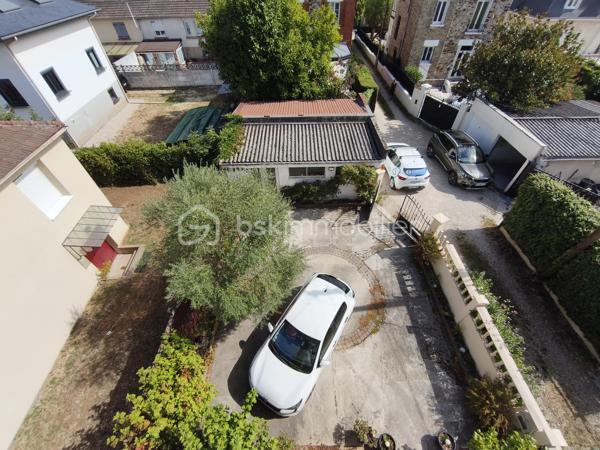 Description
Maison 6 pièces 120 m²

Votre agence  Mr COULONGEAT William BSK IMMOBILIER vous propose :
Une maison coup de cœur localisée dans un secteur calme et recherché, en limite D'Ablon-sur-Seine .
 Cette magnifique maison en meulière avec beaucoup de charme vous séduira par ses beaux volumes.
Elle est composée au rez-de-chaussée d'une belle entrée cathédrale de 9 m², un séjour double de 28 m² avec son poêle à Granule récent 
Sur ce même niveau, vous profiterez d'une cuisine ouverte et aménagée , accès directement sur une véranda et jardin .
Au  1 ) l'étage vous trouverez  deux grandes chambres ( 1 de 17 m² avec son dressing et 1 de 15 m² ) , 1 WC indépendant , et 1 salle de bain .
Au 2) étage 1 chambre de 12.50 m²et 1 autre de 15 m² 
Cette maison dispose sous-sol total de 35 m² divisé en atelier, buanderie, cellier 
Garage indépendant dans jardin de 25 m² avec portail électrique .
Le plus : 
Beaucoup de charme , Parquet chêne massif magnifiquement entretenu
plafond cathédrale avec bel escalier accès au chambres .
Aucun travaux à prévoir 
Chauffage central au gaz 
Une visite s'impose , poser vos valises
Jardin très agréable exposition Est - Ouest
Visite possible 7 / 7
Vidéo sur demande .

Taxes Foncières 2100 euros .


10 min à pieds de la gare d'Athis ou d'Ablon (RER C)
Bus à 5 min à pieds et Tram à proximité
Proche des commerces ( 10 min à pied de Grand Frais)
Ecole Saint Charles
Terrain de tennis à 5 min à pieds
Près d'Orly sans les nuisances sonores.



Bien d'exception à visiter !!