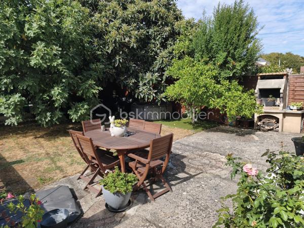 Description
Maison 6 pièces 120 m²

Votre agence  Mr COULONGEAT William BSK IMMOBILIER vous propose :
Une maison coup de cœur localisée dans un secteur calme et recherché, en limite D'Ablon-sur-Seine .
 Cette magnifique maison en meulière avec beaucoup de charme vous séduira par ses beaux volumes.
Elle est composée au rez-de-chaussée d'une belle entrée cathédrale de 9 m², un séjour double de 28 m² avec son poêle à Granule récent 
Sur ce même niveau, vous profiterez d'une cuisine ouverte et aménagée , accès directement sur une véranda et jardin .
Au  1 ) l'étage vous trouverez  deux grandes chambres ( 1 de 17 m² avec son dressing et 1 de 15 m² ) , 1 WC indépendant , et 1 salle de bain .
Au 2) étage 1 chambre de 12.50 m²et 1 autre de 15 m² 
Cette maison dispose sous-sol total de 35 m² divisé en atelier, buanderie, cellier 
Garage indépendant dans jardin de 25 m² avec portail électrique .
Le plus : 
Beaucoup de charme , Parquet chêne massif magnifiquement entretenu
plafond cathédrale avec bel escalier accès au chambres .
Aucun travaux à prévoir 
Chauffage central au gaz 
Une visite s'impose , poser vos valises
Jardin très agréable exposition Est - Ouest
Visite possible 7 / 7
Vidéo sur demande .

Taxes Foncières 2100 euros .


10 min à pieds de la gare d'Athis ou d'Ablon (RER C)
Bus à 5 min à pieds et Tram à proximité
Proche des commerces ( 10 min à pied de Grand Frais)
Ecole Saint Charles
Terrain de tennis à 5 min à pieds
Près d'Orly sans les nuisances sonores.



Bien d'exception à visiter !!