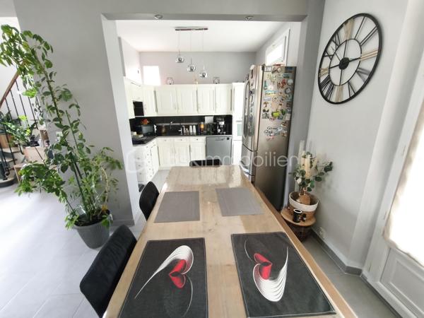 Description
Maison 6 pièces 120 m²

Votre agence  Mr COULONGEAT William BSK IMMOBILIER vous propose :
Une maison coup de cœur localisée dans un secteur calme et recherché, en limite D'Ablon-sur-Seine .
 Cette magnifique maison en meulière avec beaucoup de charme vous séduira par ses beaux volumes.
Elle est composée au rez-de-chaussée d'une belle entrée cathédrale de 9 m², un séjour double de 28 m² avec son poêle à Granule récent 
Sur ce même niveau, vous profiterez d'une cuisine ouverte et aménagée , accès directement sur une véranda et jardin .
Au  1 ) l'étage vous trouverez  deux grandes chambres ( 1 de 17 m² avec son dressing et 1 de 15 m² ) , 1 WC indépendant , et 1 salle de bain .
Au 2) étage 1 chambre de 12.50 m²et 1 autre de 15 m² 
Cette maison dispose sous-sol total de 35 m² divisé en atelier, buanderie, cellier 
Garage indépendant dans jardin de 25 m² avec portail électrique .
Le plus : 
Beaucoup de charme , Parquet chêne massif magnifiquement entretenu
plafond cathédrale avec bel escalier accès au chambres .
Aucun travaux à prévoir 
Chauffage central au gaz 
Une visite s'impose , poser vos valises
Jardin très agréable exposition Est - Ouest
Visite possible 7 / 7
Vidéo sur demande .

Taxes Foncières 2100 euros .


10 min à pieds de la gare d'Athis ou d'Ablon (RER C)
Bus à 5 min à pieds et Tram à proximité
Proche des commerces ( 10 min à pied de Grand Frais)
Ecole Saint Charles
Terrain de tennis à 5 min à pieds
Près d'Orly sans les nuisances sonores.



Bien d'exception à visiter !!