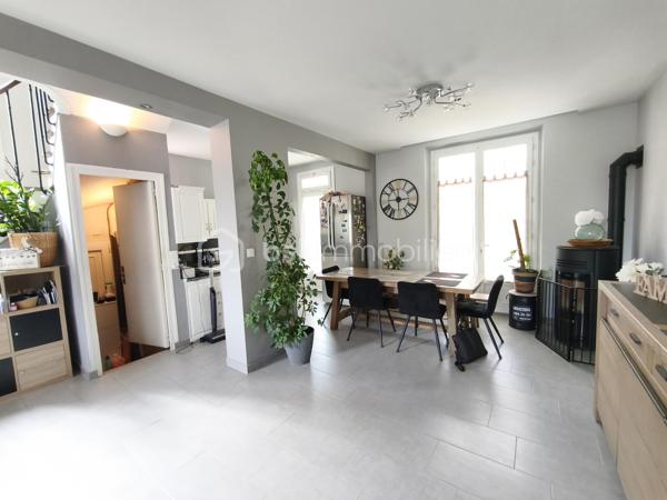 Description
Maison 6 pièces 120 m²

Votre agence  Mr COULONGEAT William BSK IMMOBILIER vous propose :
Une maison coup de cœur localisée dans un secteur calme et recherché, en limite D'Ablon-sur-Seine .
 Cette magnifique maison en meulière avec beaucoup de charme vous séduira par ses beaux volumes.
Elle est composée au rez-de-chaussée d'une belle entrée cathédrale de 9 m², un séjour double de 28 m² avec son poêle à Granule récent 
Sur ce même niveau, vous profiterez d'une cuisine ouverte et aménagée , accès directement sur une véranda et jardin .
Au  1 ) l'étage vous trouverez  deux grandes chambres ( 1 de 17 m² avec son dressing et 1 de 15 m² ) , 1 WC indépendant , et 1 salle de bain .
Au 2) étage 1 chambre de 12.50 m²et 1 autre de 15 m² 
Cette maison dispose sous-sol total de 35 m² divisé en atelier, buanderie, cellier 
Garage indépendant dans jardin de 25 m² avec portail électrique .
Le plus : 
Beaucoup de charme , Parquet chêne massif magnifiquement entretenu
plafond cathédrale avec bel escalier accès au chambres .
Aucun travaux à prévoir 
Chauffage central au gaz 
Une visite s'impose , poser vos valises
Jardin très agréable exposition Est - Ouest
Visite possible 7 / 7
Vidéo sur demande .

Taxes Foncières 2100 euros .


10 min à pieds de la gare d'Athis ou d'Ablon (RER C)
Bus à 5 min à pieds et Tram à proximité
Proche des commerces ( 10 min à pied de Grand Frais)
Ecole Saint Charles
Terrain de tennis à 5 min à pieds
Près d'Orly sans les nuisances sonores.



Bien d'exception à visiter !!