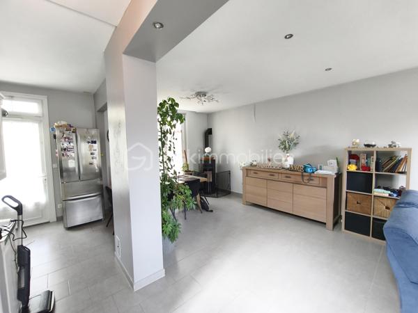 Description
Maison 6 pièces 120 m²

Votre agence  Mr COULONGEAT William BSK IMMOBILIER vous propose :
Une maison coup de cœur localisée dans un secteur calme et recherché, en limite D'Ablon-sur-Seine .
 Cette magnifique maison en meulière avec beaucoup de charme vous séduira par ses beaux volumes.
Elle est composée au rez-de-chaussée d'une belle entrée cathédrale de 9 m², un séjour double de 28 m² avec son poêle à Granule récent 
Sur ce même niveau, vous profiterez d'une cuisine ouverte et aménagée , accès directement sur une véranda et jardin .
Au  1 ) l'étage vous trouverez  deux grandes chambres ( 1 de 17 m² avec son dressing et 1 de 15 m² ) , 1 WC indépendant , et 1 salle de bain .
Au 2) étage 1 chambre de 12.50 m²et 1 autre de 15 m² 
Cette maison dispose sous-sol total de 35 m² divisé en atelier, buanderie, cellier 
Garage indépendant dans jardin de 25 m² avec portail électrique .
Le plus : 
Beaucoup de charme , Parquet chêne massif magnifiquement entretenu
plafond cathédrale avec bel escalier accès au chambres .
Aucun travaux à prévoir 
Chauffage central au gaz 
Une visite s'impose , poser vos valises
Jardin très agréable exposition Est - Ouest
Visite possible 7 / 7
Vidéo sur demande .

Taxes Foncières 2100 euros .


10 min à pieds de la gare d'Athis ou d'Ablon (RER C)
Bus à 5 min à pieds et Tram à proximité
Proche des commerces ( 10 min à pied de Grand Frais)
Ecole Saint Charles
Terrain de tennis à 5 min à pieds
Près d'Orly sans les nuisances sonores.



Bien d'exception à visiter !!