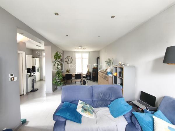 Description
Maison 6 pièces 120 m²

Votre agence  Mr COULONGEAT William BSK IMMOBILIER vous propose :
Une maison coup de cœur localisée dans un secteur calme et recherché, en limite D'Ablon-sur-Seine .
 Cette magnifique maison en meulière avec beaucoup de charme vous séduira par ses beaux volumes.
Elle est composée au rez-de-chaussée d'une belle entrée cathédrale de 9 m², un séjour double de 28 m² avec son poêle à Granule récent 
Sur ce même niveau, vous profiterez d'une cuisine ouverte et aménagée , accès directement sur une véranda et jardin .
Au  1 ) l'étage vous trouverez  deux grandes chambres ( 1 de 17 m² avec son dressing et 1 de 15 m² ) , 1 WC indépendant , et 1 salle de bain .
Au 2) étage 1 chambre de 12.50 m²et 1 autre de 15 m² 
Cette maison dispose sous-sol total de 35 m² divisé en atelier, buanderie, cellier 
Garage indépendant dans jardin de 25 m² avec portail électrique .
Le plus : 
Beaucoup de charme , Parquet chêne massif magnifiquement entretenu
plafond cathédrale avec bel escalier accès au chambres .
Aucun travaux à prévoir 
Chauffage central au gaz 
Une visite s'impose , poser vos valises
Jardin très agréable exposition Est - Ouest
Visite possible 7 / 7
Vidéo sur demande .

Taxes Foncières 2100 euros .


10 min à pieds de la gare d'Athis ou d'Ablon (RER C)
Bus à 5 min à pieds et Tram à proximité
Proche des commerces ( 10 min à pied de Grand Frais)
Ecole Saint Charles
Terrain de tennis à 5 min à pieds
Près d'Orly sans les nuisances sonores.



Bien d'exception à visiter !!