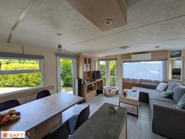 Terrain de loisir avec un mobil home dans un écrin de verdure