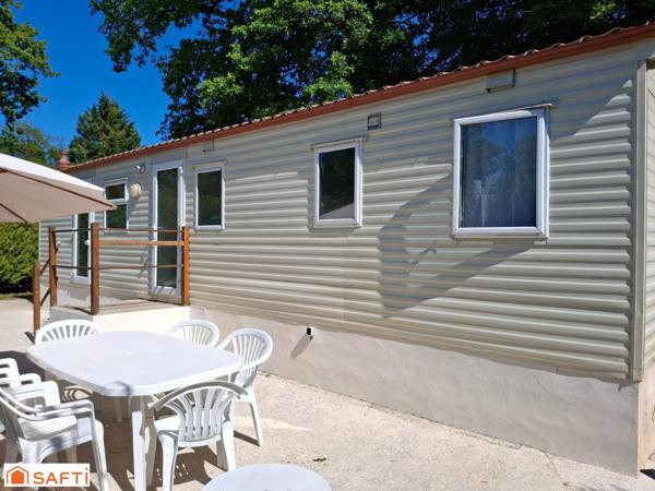 Terrain de loisir avec un mobil home dans un écrin de verdure