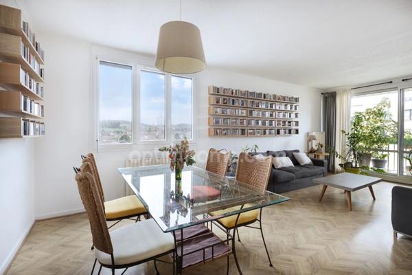 69230 – SAINT-GENIS-LAVAL – APPARTEMENT – 5 PIÈCES – 3 CHAMBRES – LOGGIAS – ÉTAGE ÉLEVÉ – LUMINEUX – ASCENSEUR – CAVE – PLACE PRIVATIVE - DPE D