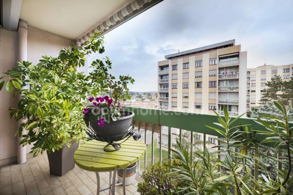 69230 – SAINT-GENIS-LAVAL – APPARTEMENT – 5 PIÈCES – 3 CHAMBRES – LOGGIAS – ÉTAGE ÉLEVÉ – LUMINEUX – ASCENSEUR – CAVE – PLACE PRIVATIVE - DPE D