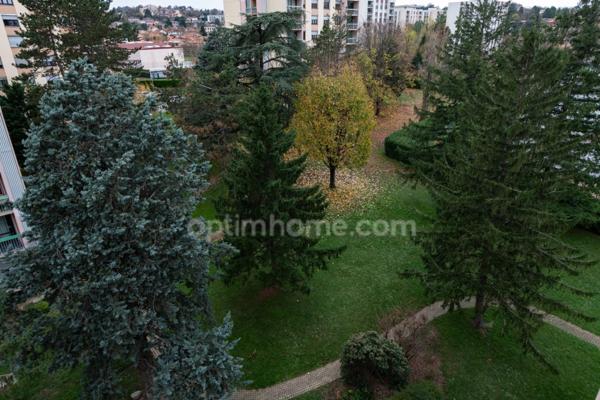 69230 – SAINT-GENIS-LAVAL – APPARTEMENT – 5 PIÈCES – 3 CHAMBRES – LOGGIAS – ÉTAGE ÉLEVÉ – LUMINEUX – ASCENSEUR – CAVE – PLACE PRIVATIVE - DPE D