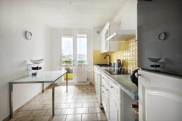 69230 – SAINT-GENIS-LAVAL – APPARTEMENT – 5 PIÈCES – 3 CHAMBRES – LOGGIAS – ÉTAGE ÉLEVÉ – LUMINEUX – ASCENSEUR – CAVE – PLACE PRIVATIVE - DPE D