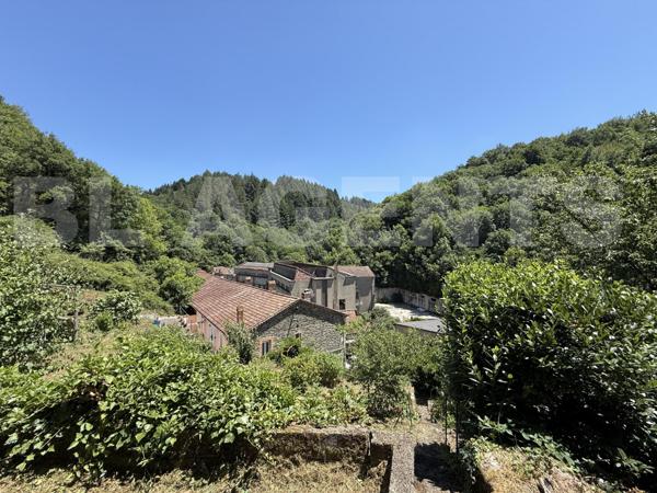 MAISON ATYPIQUE AU COEUR DE LA MONTAGNE