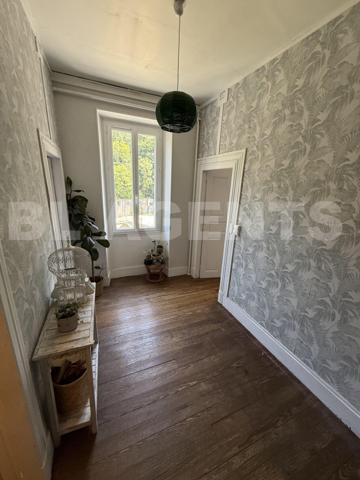 MAISON ATYPIQUE AU COEUR DE LA MONTAGNE