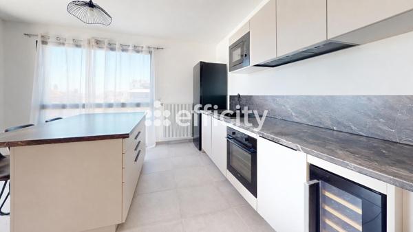 Appartement
         4 pièces
        - 80 m² 350 000 € *