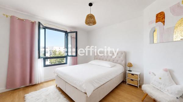 Appartement
         4 pièces
        - 80 m² 350 000 € *