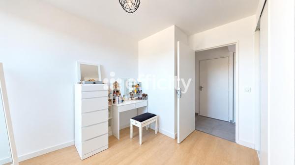 Appartement
         4 pièces
        - 80 m² 350 000 € *
