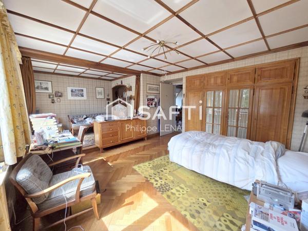 Grande Maison à rénover, terrain de 10,5 ares.