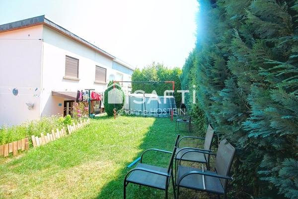 Maison libre 3 côtés avec 3 chambres, terrasse, jardin et garage!