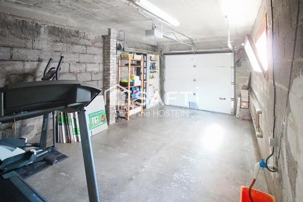 Maison libre 3 côtés avec 3 chambres, terrasse, jardin et garage!