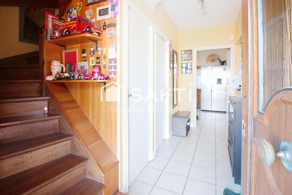 Maison libre 3 côtés avec 3 chambres, terrasse, jardin et garage!