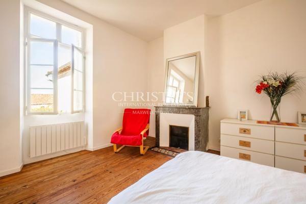 SAINT-EMILION : Immeuble commercial et habitation