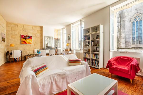 SAINT-EMILION : Immeuble commercial et habitation
