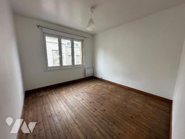 Maison mitoyenne située à Gravelines, d'une surface habitable de 100,15 m², offrant un beau pot...