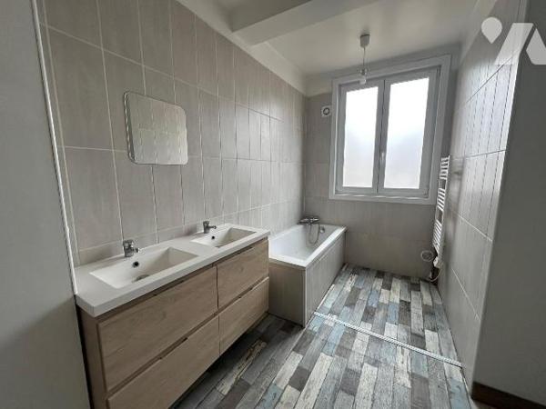 Maison mitoyenne située à Gravelines, d'une surface habitable de 100,15 m², offrant un beau pot...