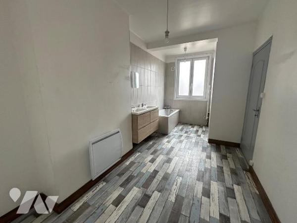 Maison mitoyenne située à Gravelines, d'une surface habitable de 100,15 m², offrant un beau pot...