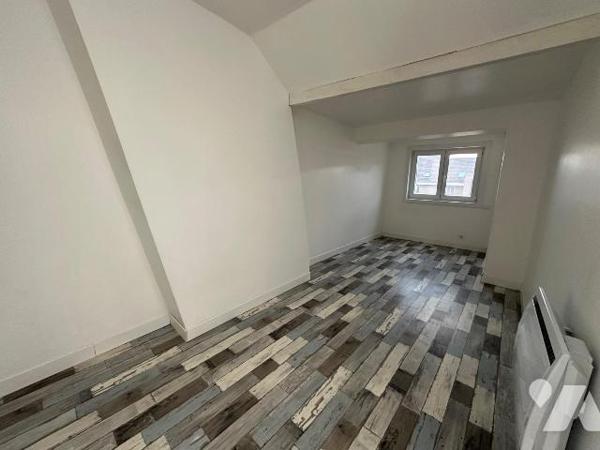 Maison mitoyenne située à Gravelines, d'une surface habitable de 100,15 m², offrant un beau pot...