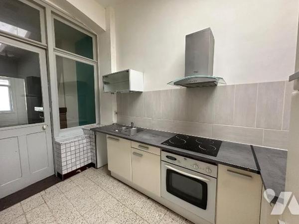 Maison mitoyenne située à Gravelines, d'une surface habitable de 100,15 m², offrant un beau pot...