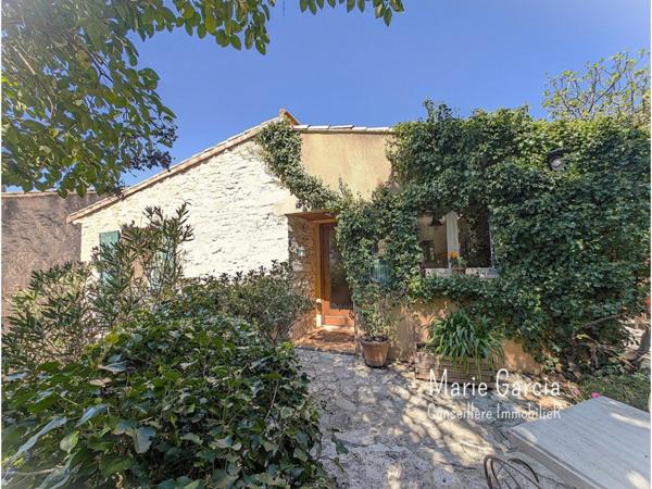 Maison en pierre avec jardin, garage et stationnements