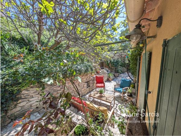 Maison en pierre avec jardin, garage et stationnements