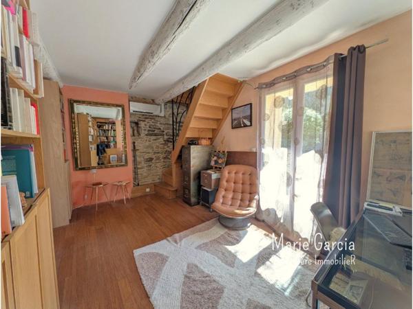 Maison en pierre avec jardin, garage et stationnements