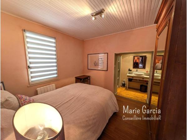 Maison en pierre avec jardin, garage et stationnements