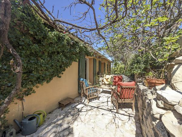 Maison en pierre avec jardin, garage et stationnements