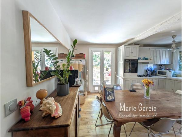 Maison en pierre avec jardin, garage et stationnements