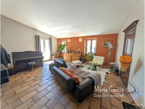 Maison en pierre avec jardin, garage et stationnements
