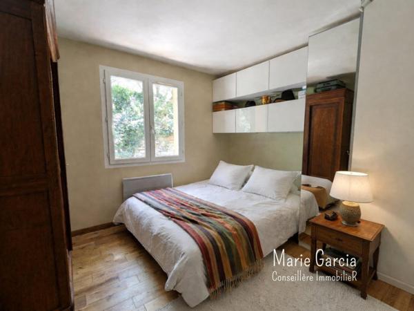 Maison en pierre avec jardin, garage et stationnements