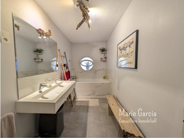 Maison en pierre avec jardin, garage et stationnements