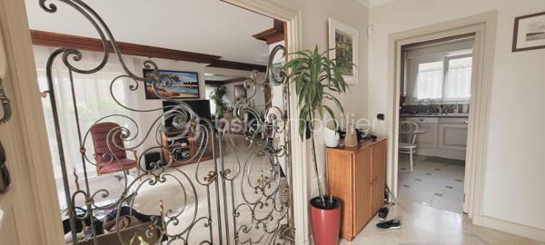 Idéalement située dans une allée calme et préservée d’un quartier
pavillonnaire recherché du centre-ville du Plessis-Trévise, à seulement
3 minutes à pied des commerces et des bus, cette maison non
mitoyenne de construction traditionnelle offre 137 m² habitables (200
m² utiles) sur un terrain arboré et paysagé de 554 m².
Descriptif du bien
• Rez-de-jardin : deux chambres (ou chambre et pièce à vivre), salle
d’eau avec WC, cuisine d’été/buanderie constituant éventuellement
un appartement indépendant d’environ 40 m². Chaufferie, double
garage de 59 m², deux espaces de rangement pour une surface totale
de 15 m² et une vraie cave à vins.
• Rez-de-chaussée surélevé : entrée avec rangements (porte
aluminium récente Bel’m), vaste séjour/salle à manger de 47 m² (sol en
travertin) avec cheminée à insert et accès direct sur une terrasse de 28
m² exposée Ouest et Sud, cuisine indépendante aménagée et
équipée, deux chambres avec parquet en chêne, salle de bains avec
douche et baignoire, WC séparés avec lave-mains.
• Combles : sur dalle béton, exploitables, constituant actuellement un
vaste grenier offrant un potentiel supplémentaire (bureau, salle de
jeux).
Prestations et équipements
• Double vitrage PVC et baies vitrées aluminium
• Volets roulants électriques (hors chambres)
• Chauffage gaz (chaudière à condensation Viessmann– 2015)
• Stores bannes motorisés, alarme
• Porte de garage Hormann sectionnelle récente en aluminium,
électrique, avec porte de service incorporée permettant un accès
indépendant par le rez-de-jardin
• Portail électrique
Environnement
• Proximité immédiate des commerces, écoles, collège Albert Camus
et mairie
• Arrêts de bus au bout de la rue desservant le RER Villiers-sur-Marne