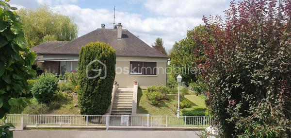 Idéalement située dans une allée calme et préservée d’un quartier
pavillonnaire recherché du centre-ville du Plessis-Trévise, à seulement
3 minutes à pied des commerces et des bus, cette maison non
mitoyenne de construction traditionnelle offre 137 m² habitables (200
m² utiles) sur un terrain arboré et paysagé de 554 m².
Descriptif du bien
• Rez-de-jardin : deux chambres (ou chambre et pièce à vivre), salle
d’eau avec WC, cuisine d’été/buanderie constituant éventuellement
un appartement indépendant d’environ 40 m². Chaufferie, double
garage de 59 m², deux espaces de rangement pour une surface totale
de 15 m² et une vraie cave à vins.
• Rez-de-chaussée surélevé : entrée avec rangements (porte
aluminium récente Bel’m), vaste séjour/salle à manger de 47 m² (sol en
travertin) avec cheminée à insert et accès direct sur une terrasse de 28
m² exposée Ouest et Sud, cuisine indépendante aménagée et
équipée, deux chambres avec parquet en chêne, salle de bains avec
douche et baignoire, WC séparés avec lave-mains.
• Combles : sur dalle béton, exploitables, constituant actuellement un
vaste grenier offrant un potentiel supplémentaire (bureau, salle de
jeux).
Prestations et équipements
• Double vitrage PVC et baies vitrées aluminium
• Volets roulants électriques (hors chambres)
• Chauffage gaz (chaudière à condensation Viessmann– 2015)
• Stores bannes motorisés, alarme
• Porte de garage Hormann sectionnelle récente en aluminium,
électrique, avec porte de service incorporée permettant un accès
indépendant par le rez-de-jardin
• Portail électrique
Environnement
• Proximité immédiate des commerces, écoles, collège Albert Camus
et mairie
• Arrêts de bus au bout de la rue desservant le RER Villiers-sur-Marne