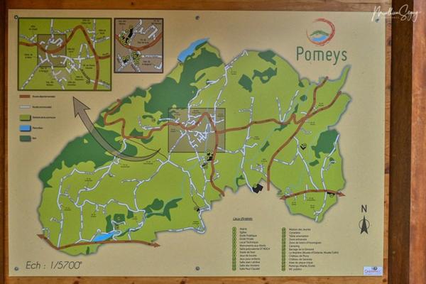 POMEYS, Agréable terrain constructible orienté sud au cœur du village