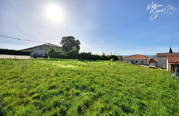 POMEYS, Agréable terrain constructible orienté sud au cœur du village