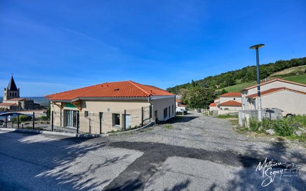 POMEYS, Agréable terrain constructible orienté sud au cœur du village