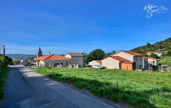 POMEYS, Agréable terrain constructible orienté sud au cœur du village