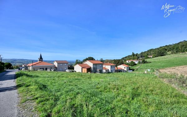 POMEYS, Agréable terrain constructible orienté sud au cœur du village