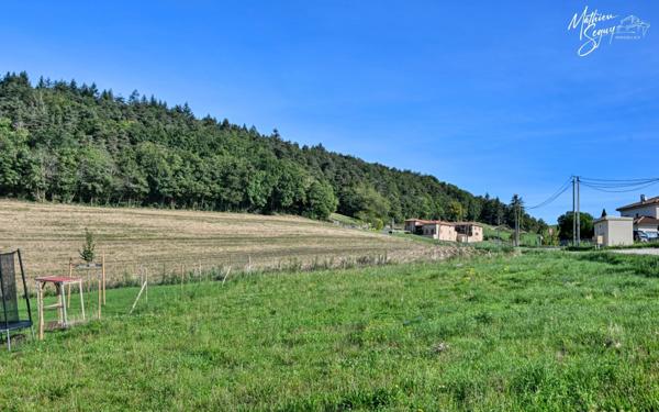 POMEYS, Agréable terrain constructible orienté sud au cœur du village